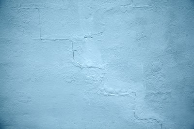 白天涂蓝漆的混凝土墙
